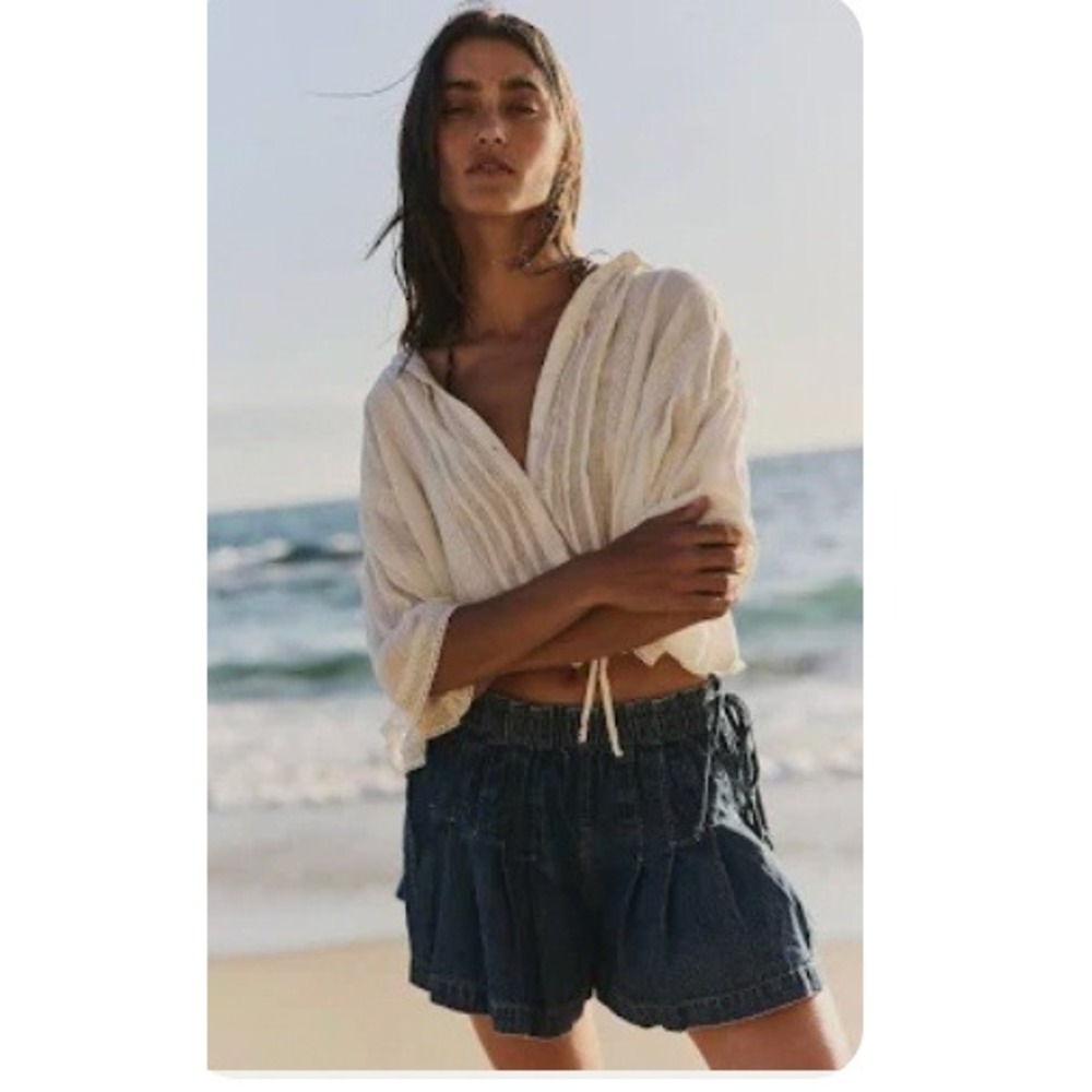 We The Free Free People Get Free Pull On Denim Shorts Blue Smocked Waist Large - Picture 1 of 6